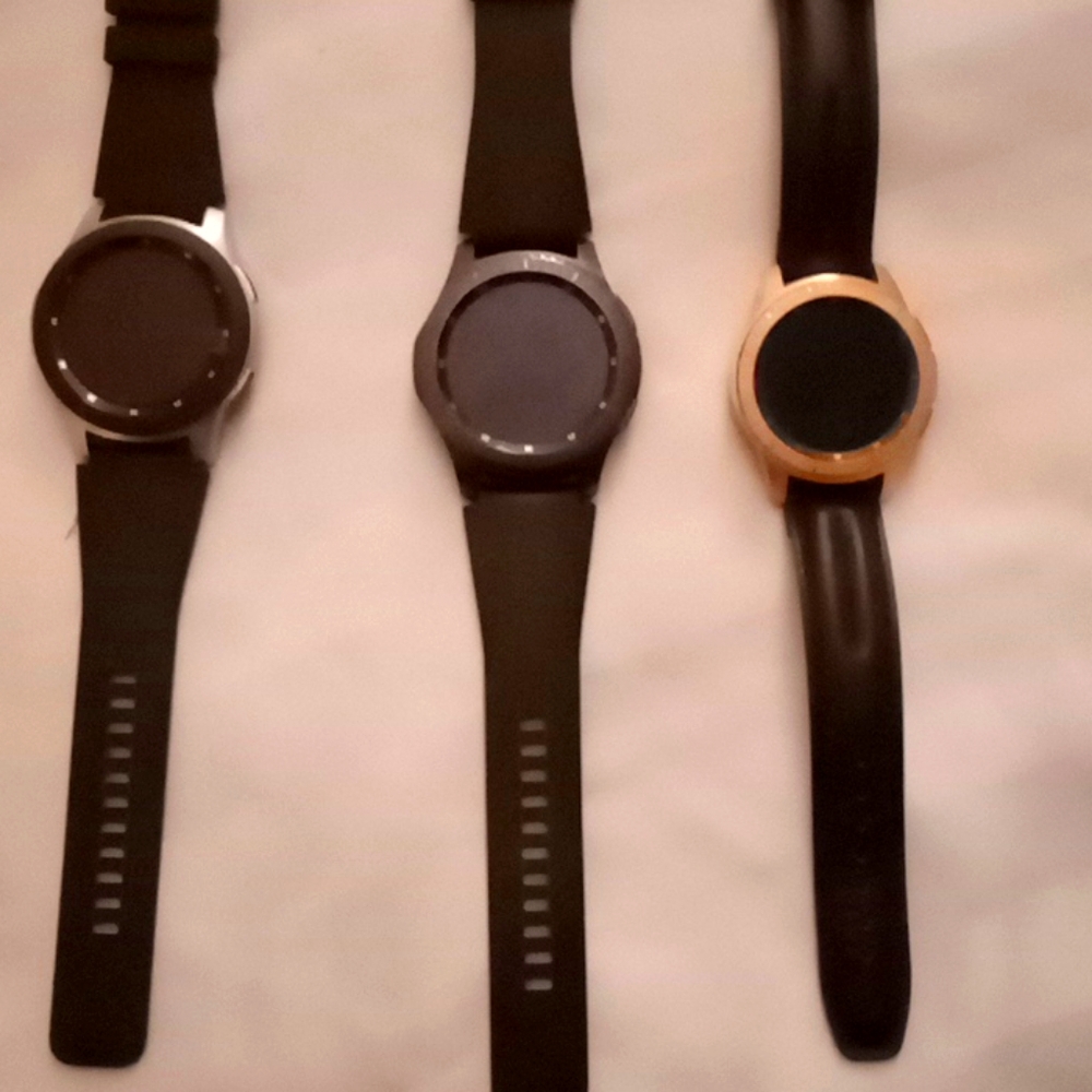 A bundle of 3 samsung watches
